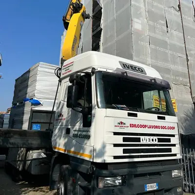 Camion Edilcoop con gru che solleva il materiale su un cantiere