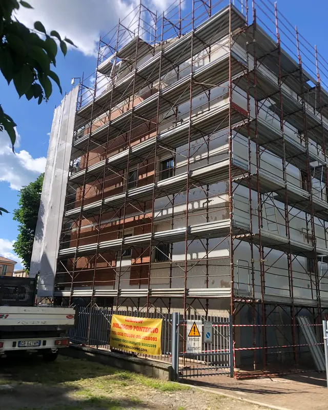 Ponteggio Edilcoop montato su un condominio