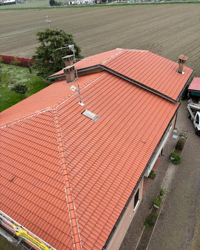 Tetto rifatto con tegole nuove visto dal drone